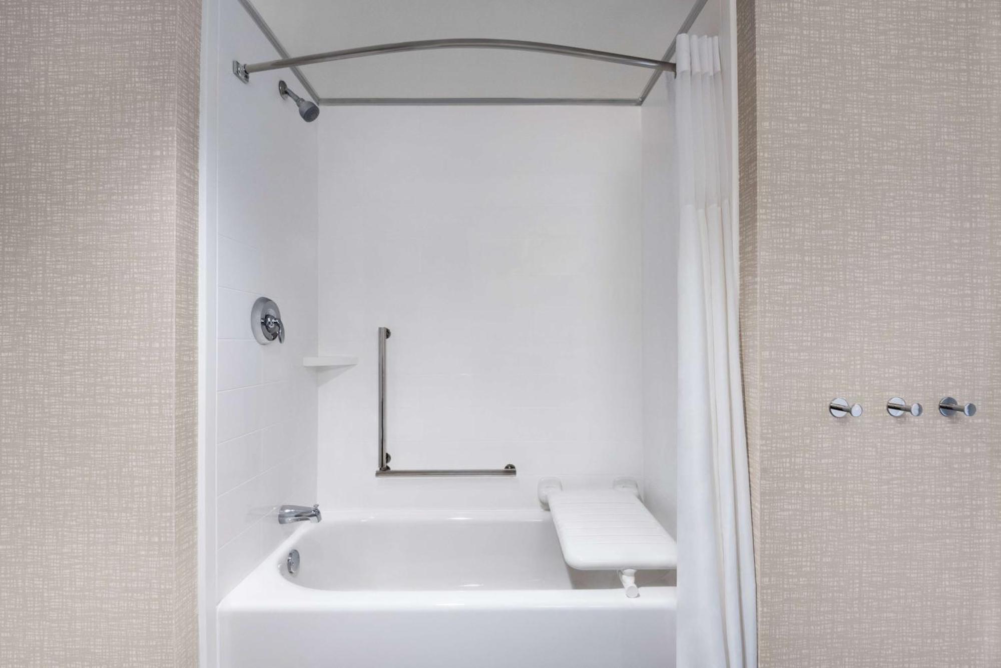 Hampton Inn & Suites Kelowna, British Columbia, Canada מראה חיצוני תמונה
